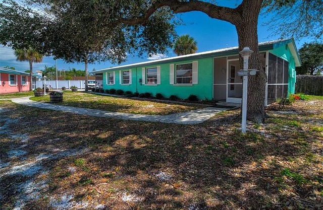 Cottage with docks on Lemon Bay