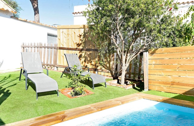 Cottage with Outdoor Private Pool & Wi-Fi