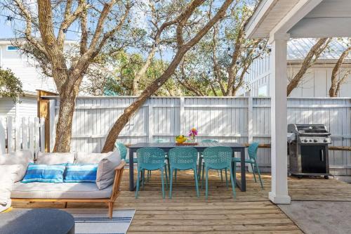 Cottagecore Coast Deck Hot Tub Surf-Centric Neighborhood Kids Suite