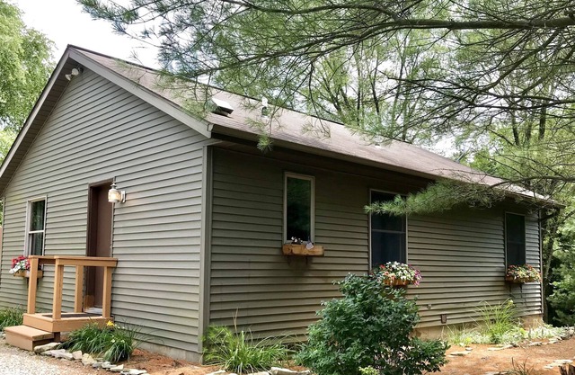 Country Cottage Centrally Located in Hocking Hills