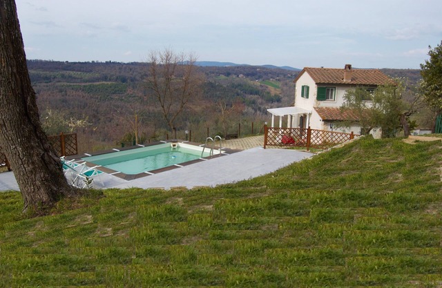 country house with swimming pool a few minutes from the medieval village