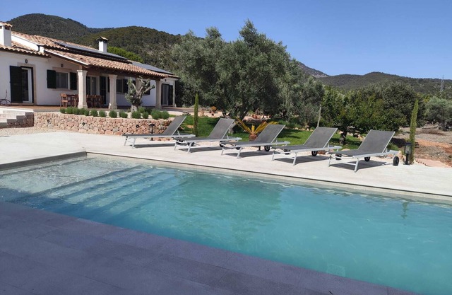 Country House 'Ca Na Barons' with Mountain Views, Wi-Fi and Air Conditioning