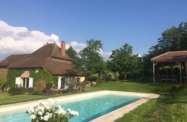 COUNTRY HOUSE - EXCEPTIONAL VIEW - SWIMMING POOL - Sleeps 12