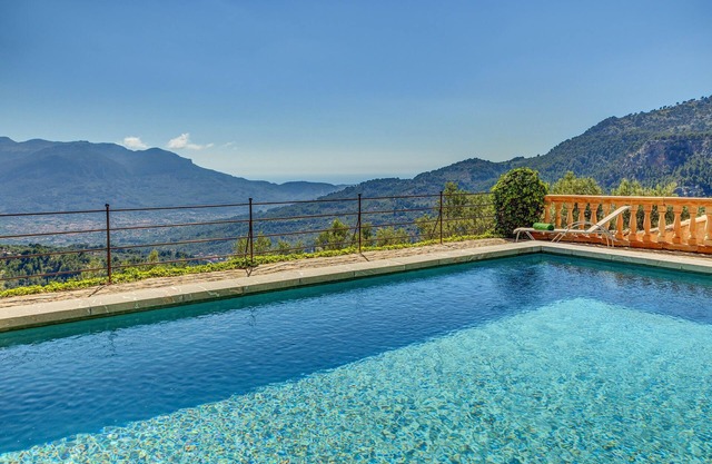 Country House 'Sa Cabana Vella Fornalutx' with Mountain View, Pool and Wi-Fi