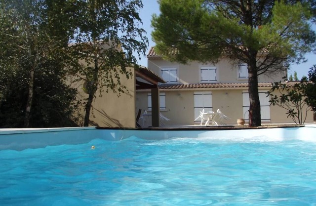 Country house with 3500 m2 garden enclosed by a river and private swimming pool