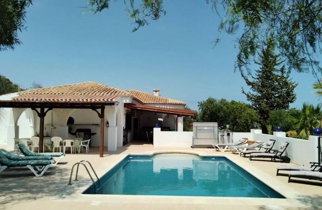 Country House with Pool and Garden, 6 Bedrooms, 4 Bathrooms. A/C. Internet