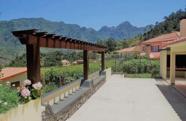 Country house with terrace, vegetable garden and splendid views of the mountains