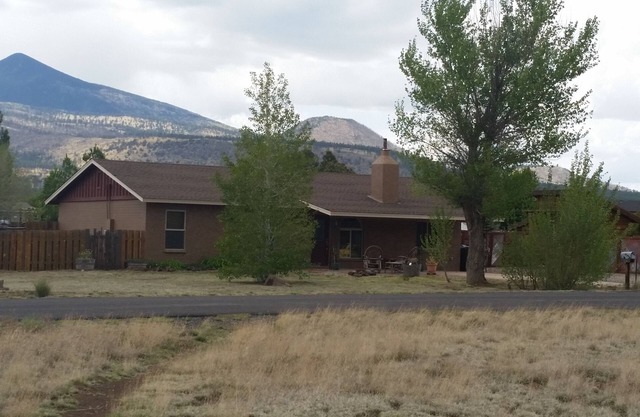 Country setting, mountain views, hot tub, next to forest and minutes from town