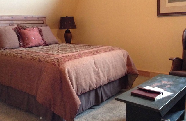 Country Tweed Queen Suite in Heartstone Lodge