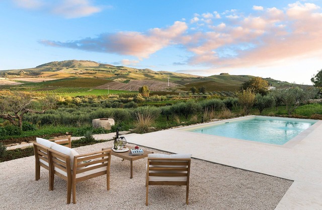 Country villa with pool in Buseto Palizzolo