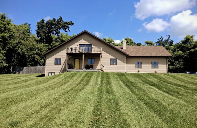 Countryside retreat with modern amenities, game room, & beautiful view