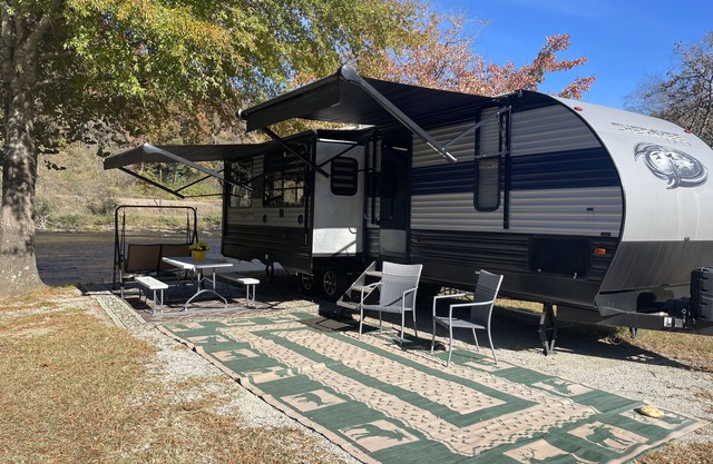 Couples Cozy Riverfront Retreat
