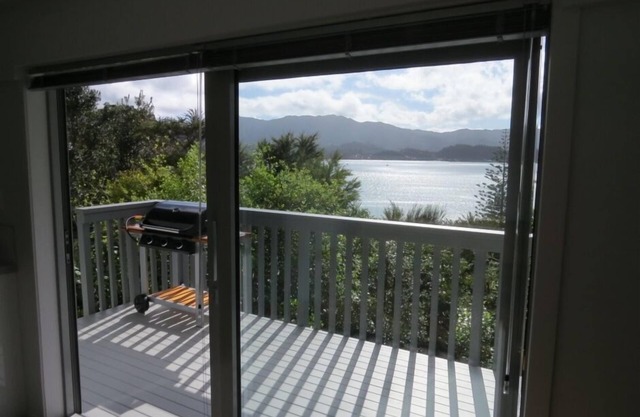 Couples Getaway with Stunning Views of Harbour and Mountain Ranges