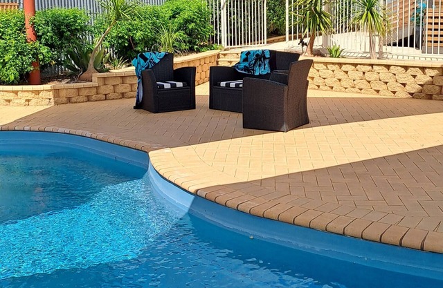 Couples' Retreat, North Broken Hill w/Pool - 5mins drive to town!