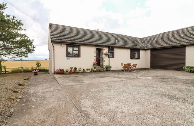 COURTYARD COTTAGE, pet friendly, with open fire in Duns