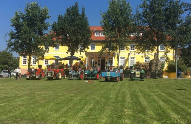Courtyard view - manor by the lake