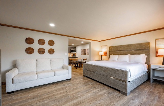 Cove Creek Lodge: 104 Poolside Executive King Suite
