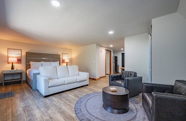 Cove Creek Lodge 109: Lakeside Executive King Suite
