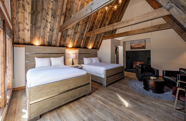 Cove Creek Lodge: 211 Dog Friendly Double Queen Fireplace Room