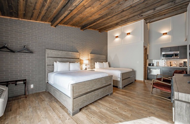 Cove Creek Lodge 216: Lakeside Double Queen Room