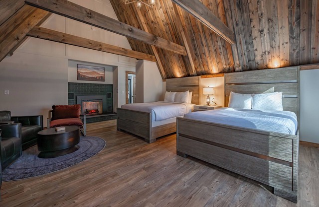 Cove Creek Lodge 217: Lakeside Double Queen Fireplace Room