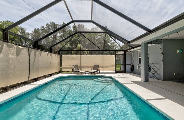 🍹🌞 Cove Paradise! Heated Saltwater Pool, Poolside TV, Near Beaches, Wifi!