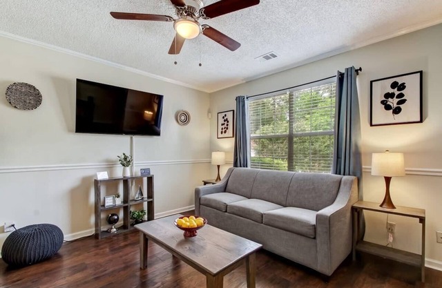 Covered Patio & Fenced Yard! Lovely in Laurelwood