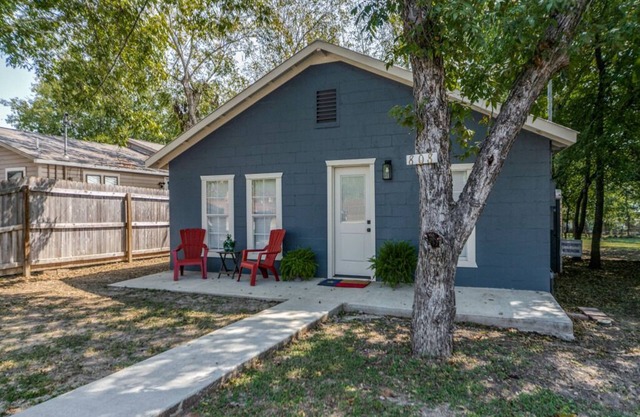 COWBOY HIDEAWAY -Charming 3-bedroom house with free WiFi, near downtown Bandera