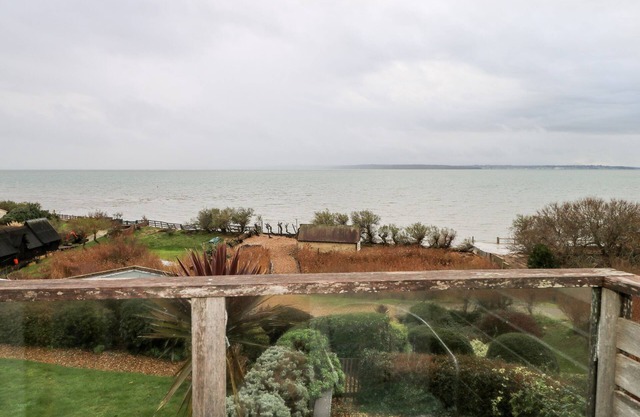 COWES VIEW COTTAGE, pet friendly, with a garden in Fareham