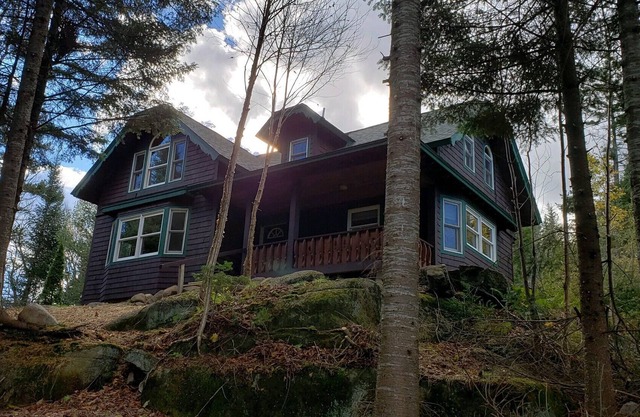 Coyote Cottage, 78 Acres, 2 BR, Loft, Den w/pull out, 2 Bath, Views, Fireplaces