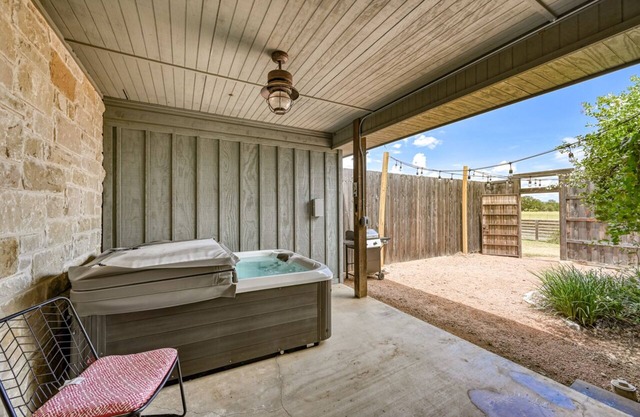 Cozi Cottage with Hot-tub! - 2 Min to Wineries!