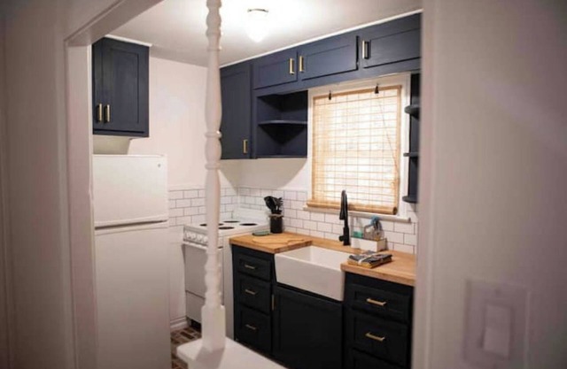 Cozy 1/1 upstairs garage apartment! 200 5-star ratings on the other platform!