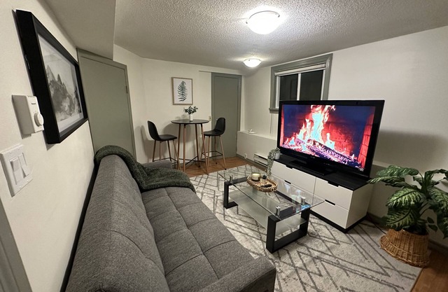 Cozy 1 bed/1 bath suite, 20min to downtown, near transit & grocery stores