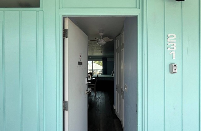 Cozy 1-bedroom 231 condo in charming Cedar Key with WiFi, AC