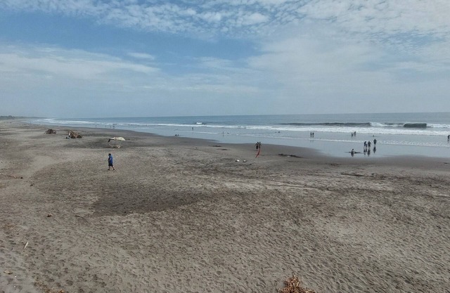 Cozy 1-bedroom apartment with WiFi, AC, near the beach in charming La Libertad