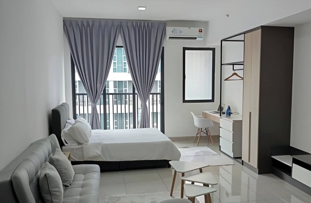 Cozy 1-bedroom apartment in Shah Alam central with free Wifi, Netflix, and pool.