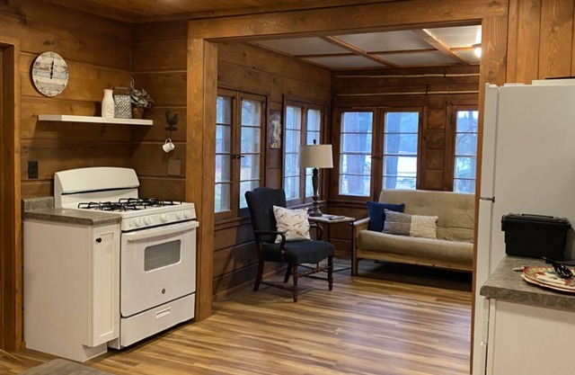 Cozy 1-bedroom cabin on Wisconsin River Chain -n200' from the Beach Bar & Grill