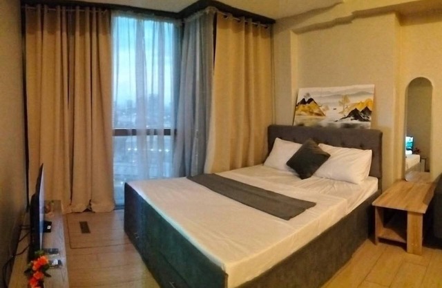 Cozy 1-bedroom condo with WiFi, AC in wonderful Quezon City