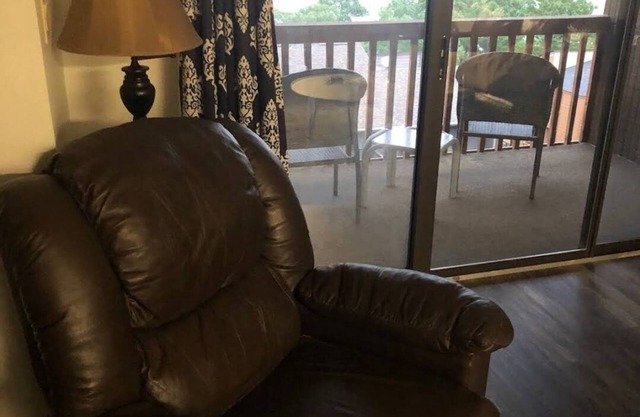 Cozy 1-bedroom condo in enchanting Hot Springs with balcony