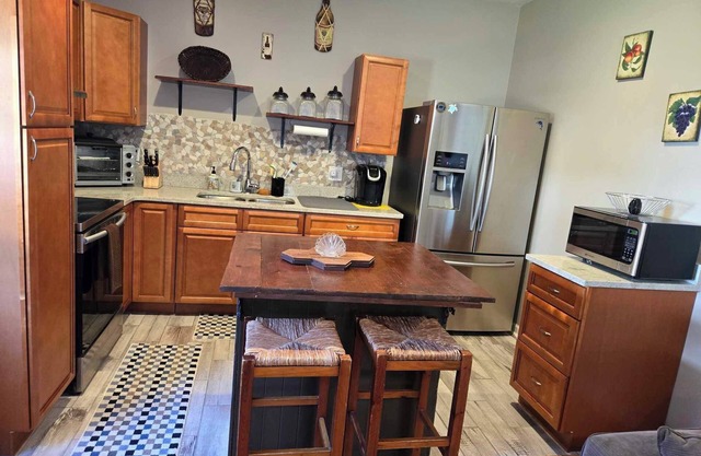 Cozy 1-bedroom cottage with WiFi, AC, fully furnished in charming Savannah.