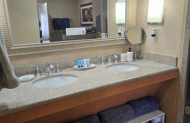Cozy 1-bedroom hotel suite with AC and pool just 2 blocks from the Strip!