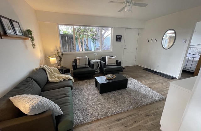 Cozy 1 Bedroom Suite - 5 minutes from the beach!