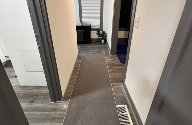 Cozy 1 bedroom upstairs apartment near Downtown Erie and lakeshore.