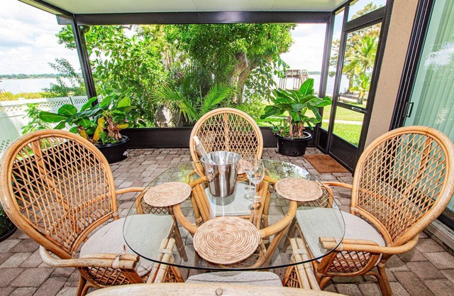 Cozy 1 BR Apt on Lake Howard with Lanai Patio, Dock & Kayaks