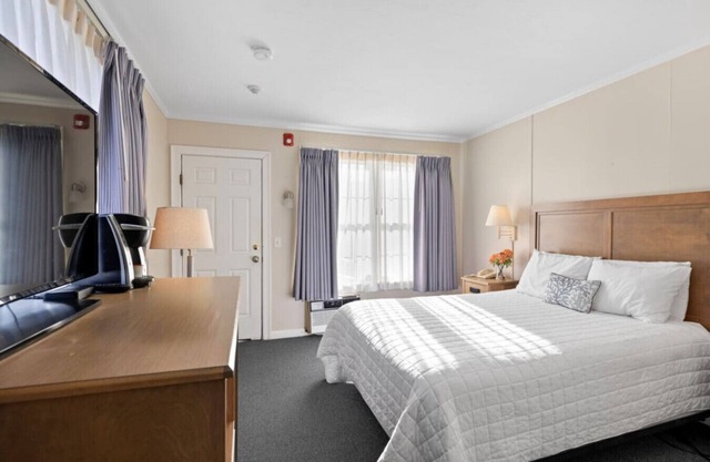 Cozy 1 Queen Bed Escape Near Beach & Fun