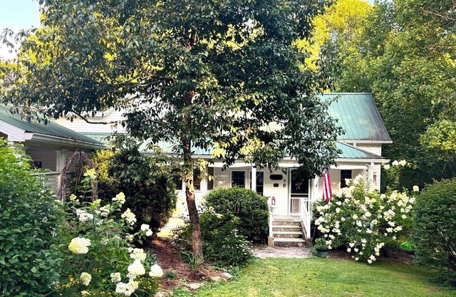Cozy 1870s Farmhouse Cottage next to the Smoky Mountains NP, Bryson City, NC.