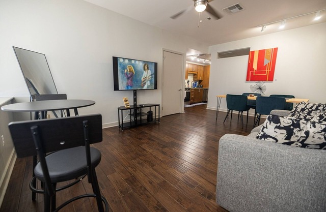 Cozy 1BR Apt: Rooftop Pool, Gym & Free Parking