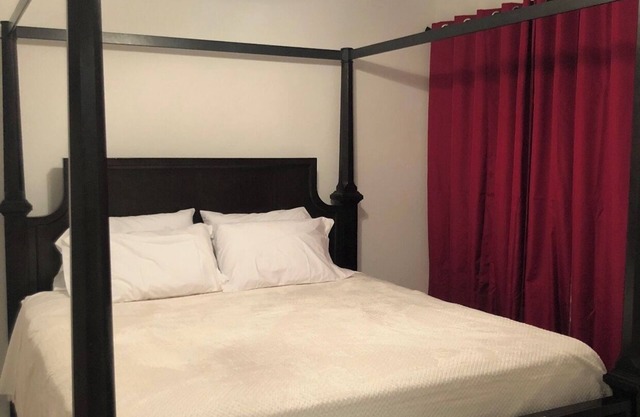 Cozy 2 BD Condo in Prime Area w King Size Bed