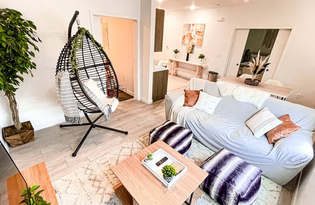 Cozy 2-BD Near DT & Skiing W/ Pool, Hot tub & Gym