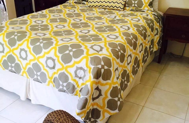Cozy 2 bdrm sleeps 4,15 minutes from Montego Bay, beach & attractions close🧡